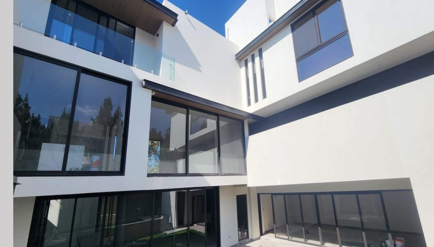 Fachada con ventanas de PVC en dos niveles